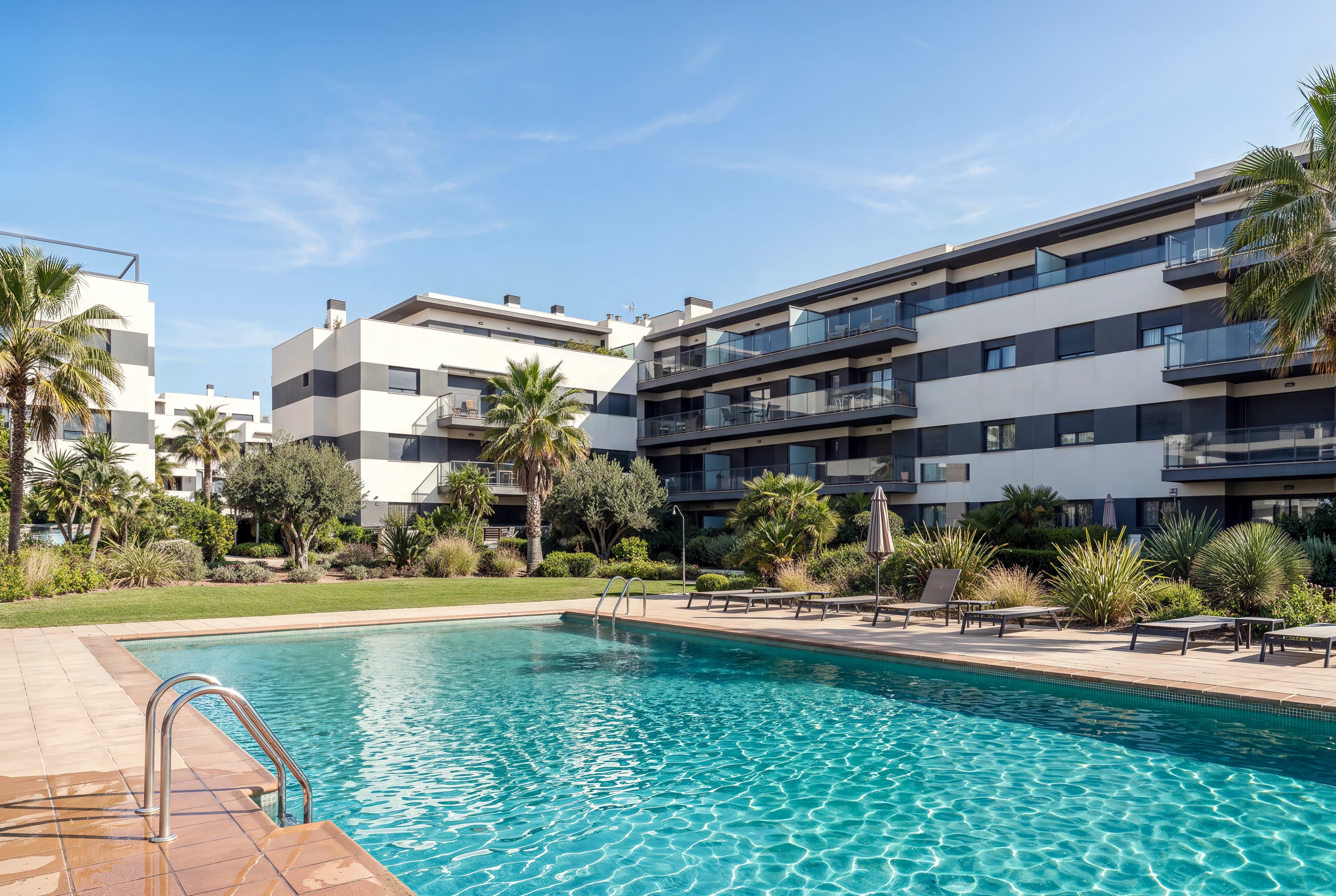 Visualización de edificios y piscina · Residencial 4 Esquinas